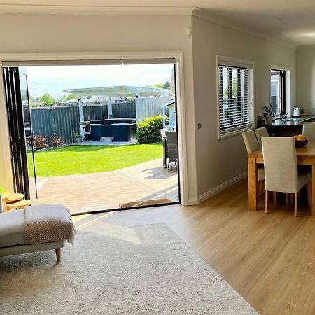 Sunny Delight In Clive Villa Exterior foto