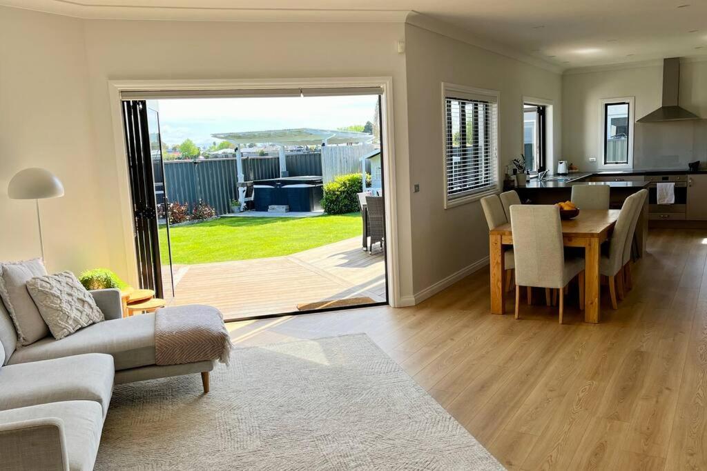 Sunny Delight In Clive Villa Exterior foto