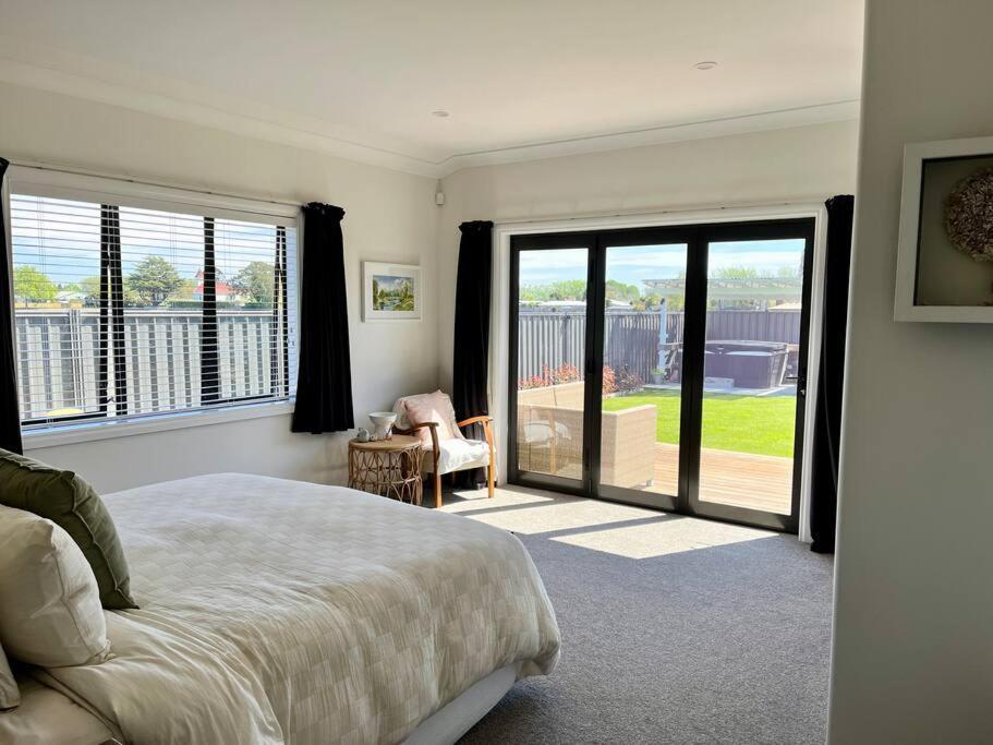 Sunny Delight In Clive Villa Exterior foto