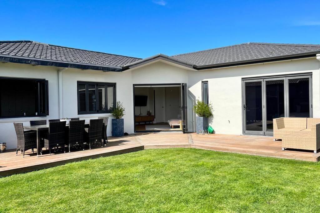 Sunny Delight In Clive Villa Exterior foto